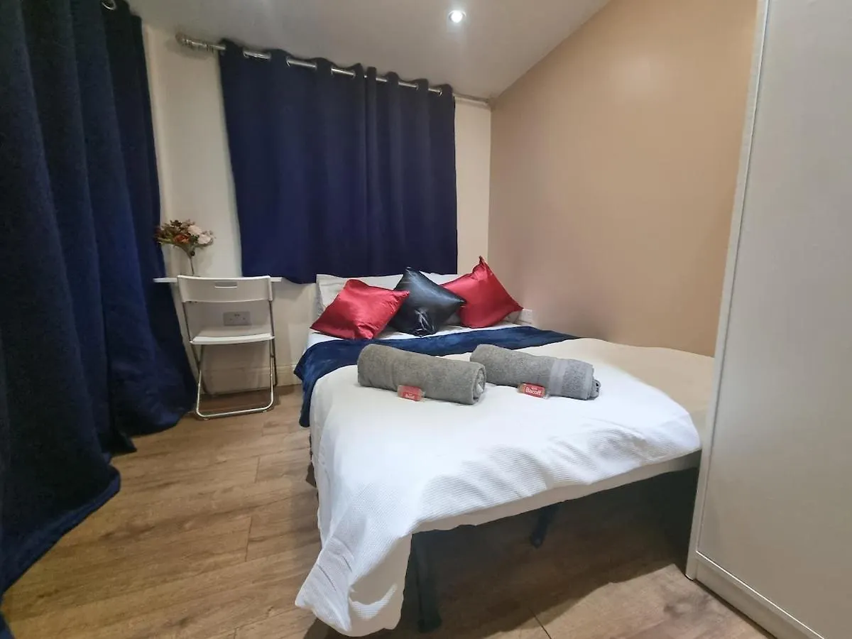 2 Bed Flat In Heathrow London Free Parking Apartment Feltham