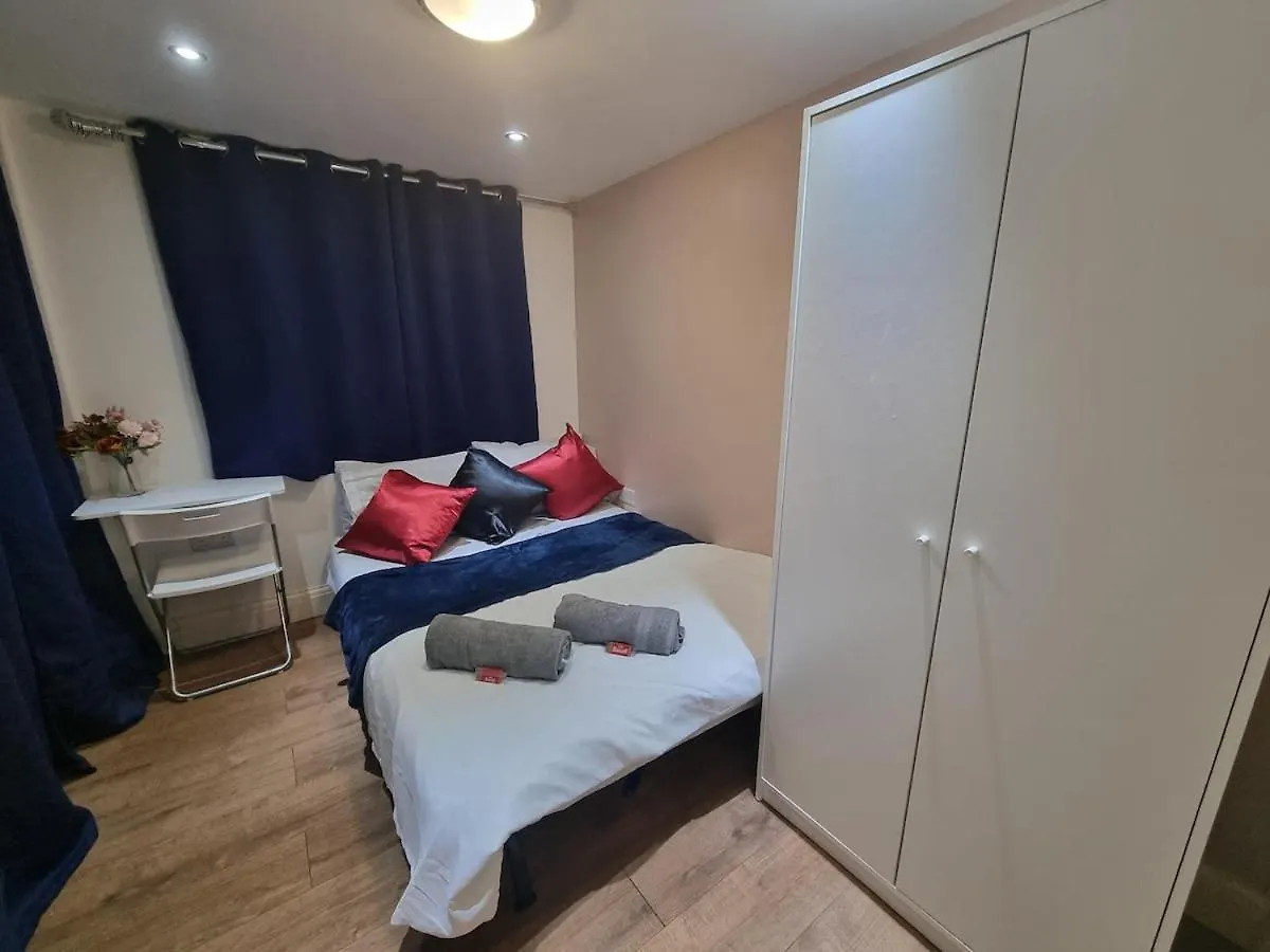 2 Bed Flat In Heathrow London Free Parking Apartment Feltham United Kingdom