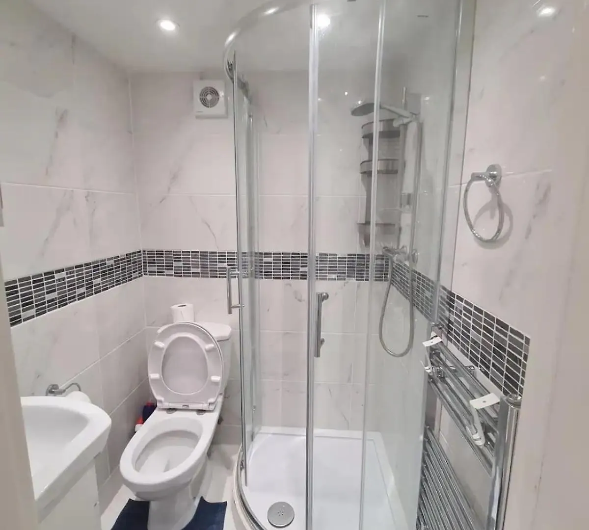 2 Bed Flat In Heathrow London Free Parking Apartment Feltham
