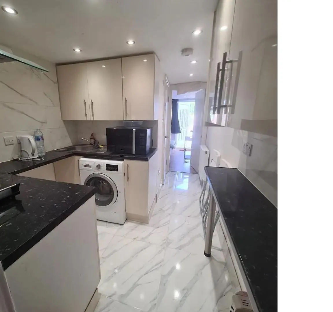 2 Bed Flat In Heathrow London Free Parking Apartment Feltham