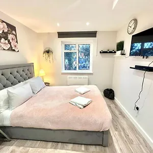 Guest house Golden Residences - Oakway, Feltham
